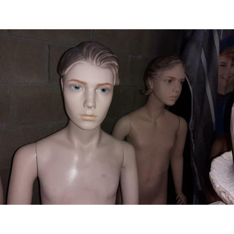 Magnifiques mannequins mannequins fille-garçon réalistes