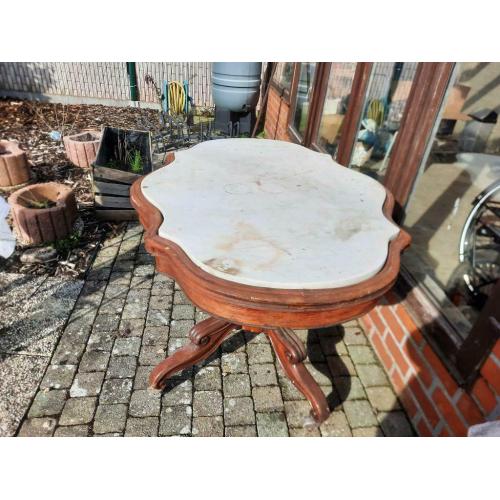 Antiek tafel met marmer blad.