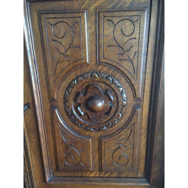 Antieke Luikse kast . H188cm,b57cm,l120cm.