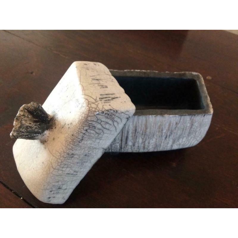 Pot avec couvercle en raku