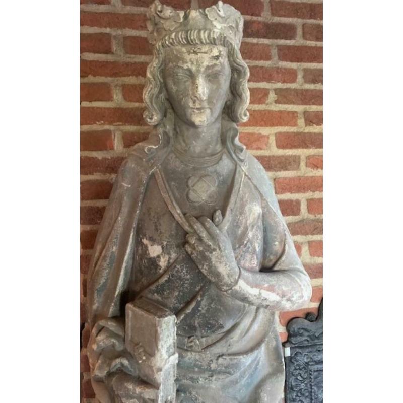 Ancienne statue de saint en pierre