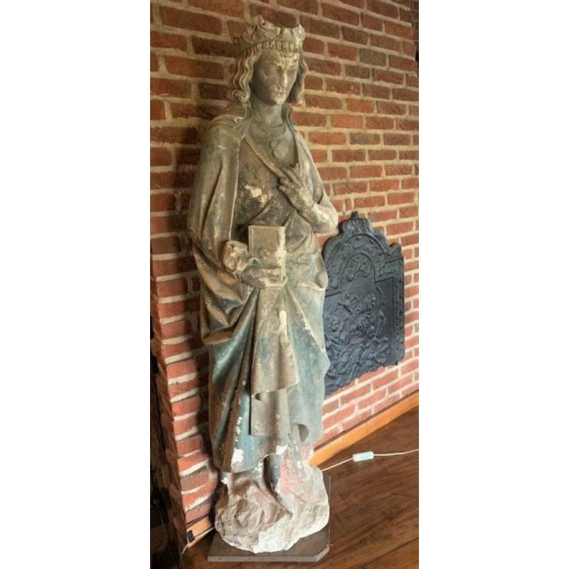 Ancienne statue de saint en pierre
