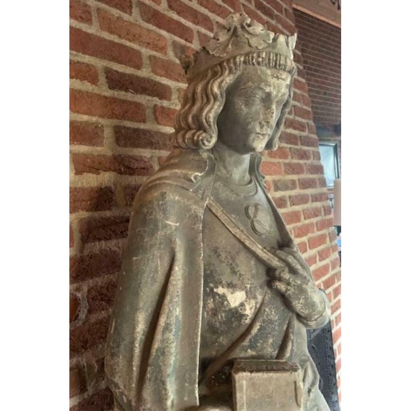 Ancienne statue de saint en pierre