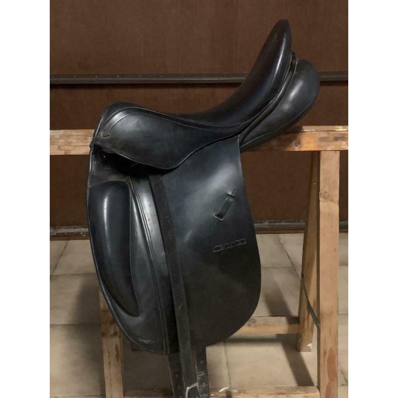 Dressuur zadel 17,5 inch