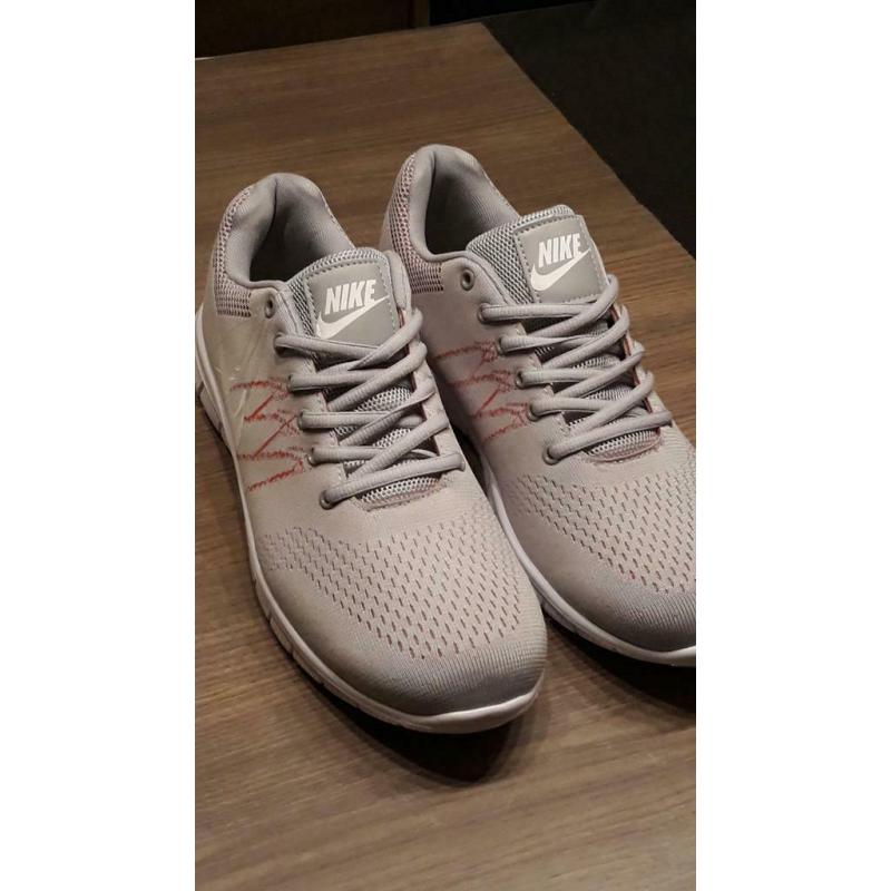 Nike sportschoenen maat 46.