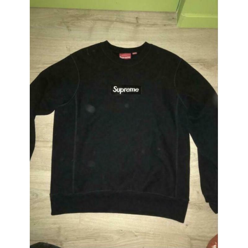 SUPREME black on black sweater + zakje