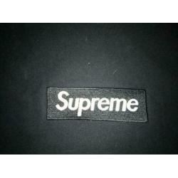 SUPREME black on black sweater + zakje