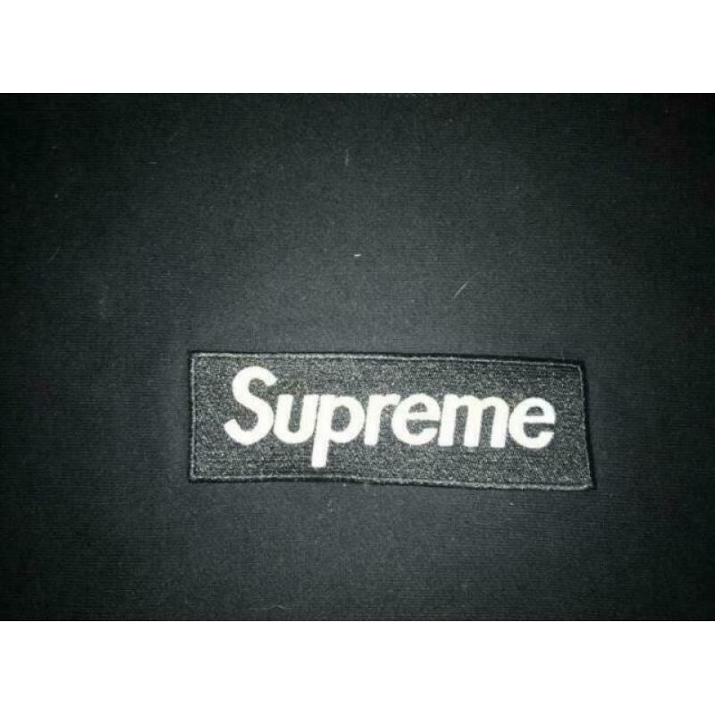 SUPREME black on black sweater + zakje