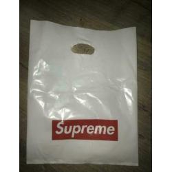 SUPREME black on black sweater + zakje