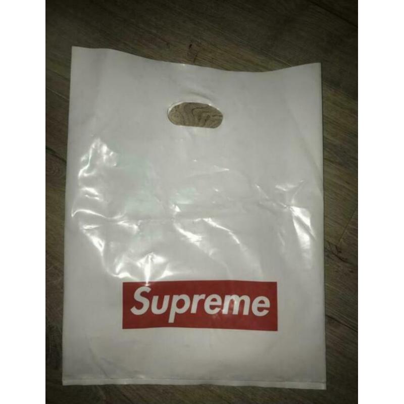SUPREME black on black sweater + zakje