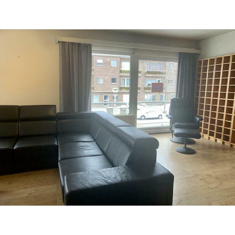 Zwart lederen salon 6 zitplaatsen