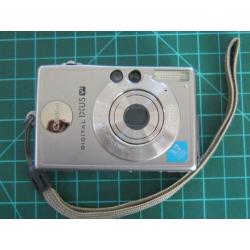 CANON DIGITAL IXUS V³ 3,2M pixel ; contient : chargeur de ba