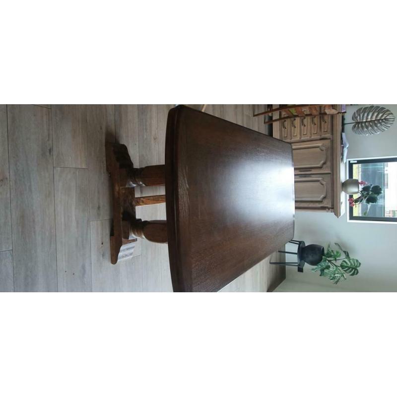 Oude eiken tafel