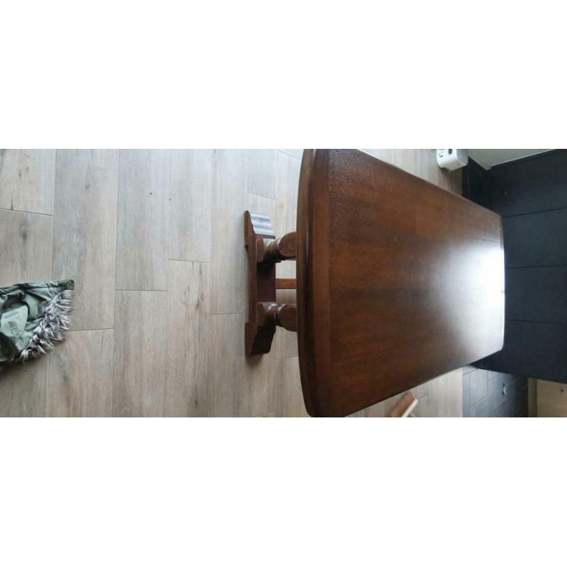 Oude eiken tafel
