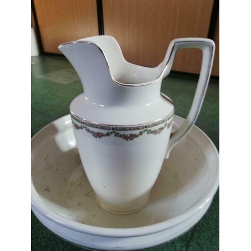 Lavabo en porcelaine avec garniture