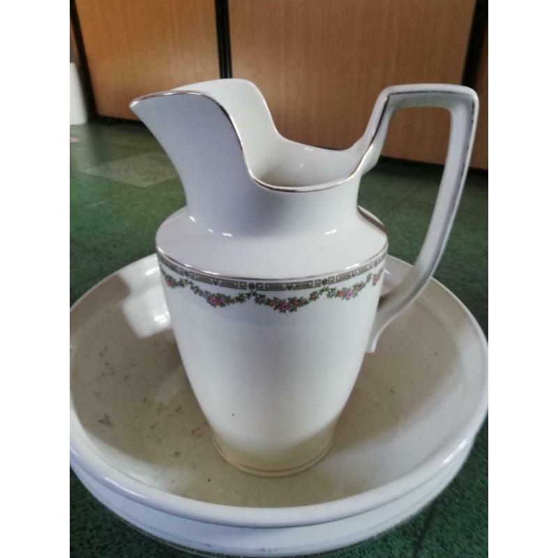 Lavabo en porcelaine avec garniture