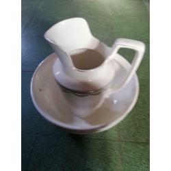 Lavabo en porcelaine avec garniture