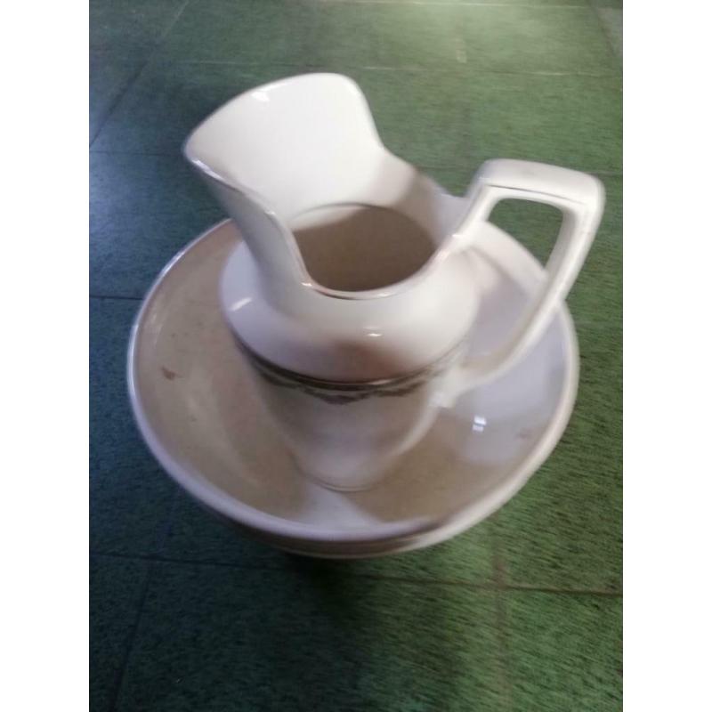 Lavabo en porcelaine avec garniture