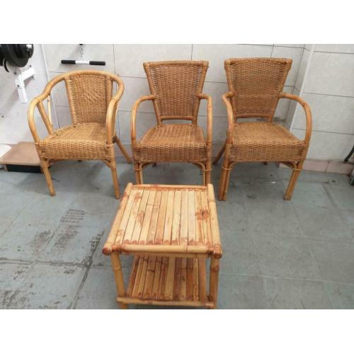 3 rieten stoelen en tafeltje