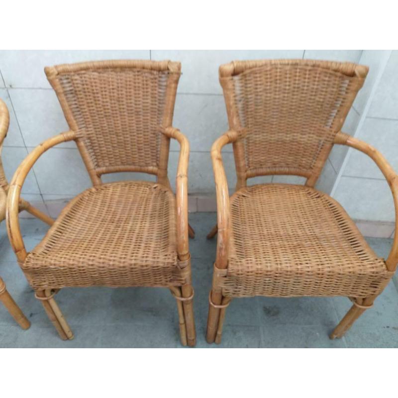 3 rieten stoelen en tafeltje