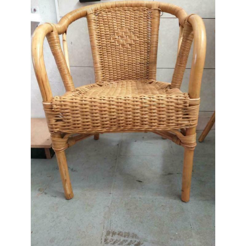 3 rieten stoelen en tafeltje