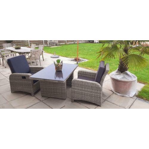 Tafel + 2 relax - loungestoelen met kussens in prima staat
